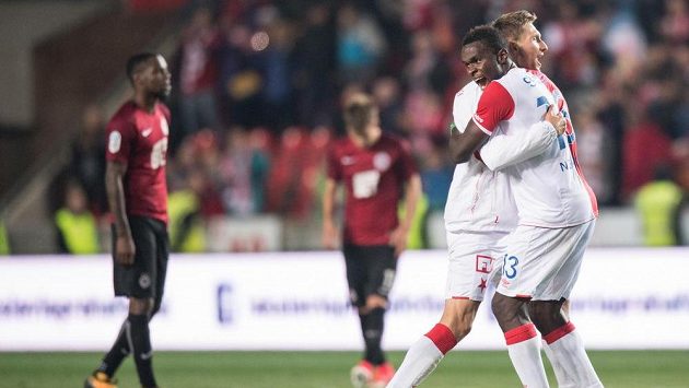 Fotbalisté Slavie Praha Milan Škoda a Michael Ngadeu oslavují vítězství v derby Fotbalisté Slavie Praha Milan Škoda a Michael Ngadeu oslavují vítězství v derby