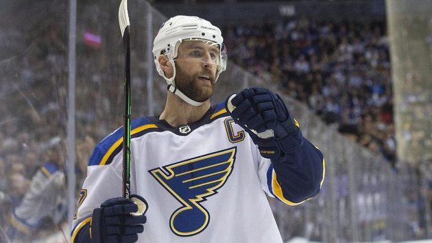 Obránce týmu St. Louis Blues Alex Pietrangelo (27) slaví vstřelený gól v NHL. Obránce týmu St. Louis Blues Alex Pietrangelo (27) slaví vstřelený gól v NHL.