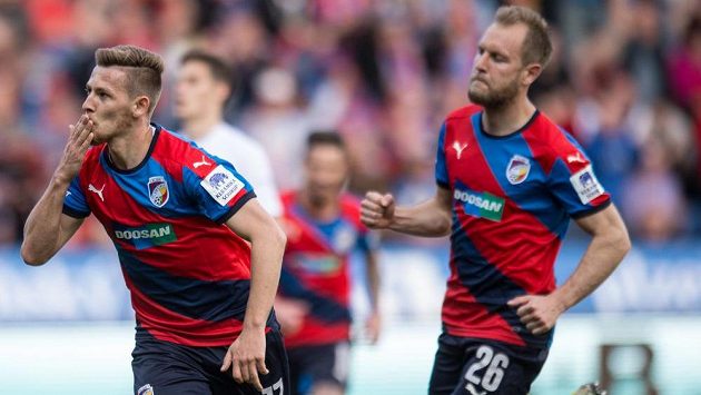 Plzeňský záložník Patrik Hrošovský se raduje z gólu po penaltě proti Baníku Ostrava. Plzeňský záložník Patrik Hrošovský se raduje z gólu po penaltě proti Baníku Ostrava.