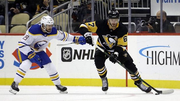 Český útočník Pittsburghu Radim Zohorna (vpravo) si kryje puk v souboji s Vinniem Hinostrozou z Buffala. Český útočník Pittsburghu Radim Zohorna (vpravo) si kryje puk v souboji s Vinniem Hinostrozou z Buffala.