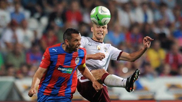 Plzeňský záložník Pavel Horváth (vlevo) a Pavel Kadeřábek ze Sparty bojují o míč. Plzeňský záložník Pavel Horváth (vlevo) a Pavel Kadeřábek ze Sparty bojují o míč.