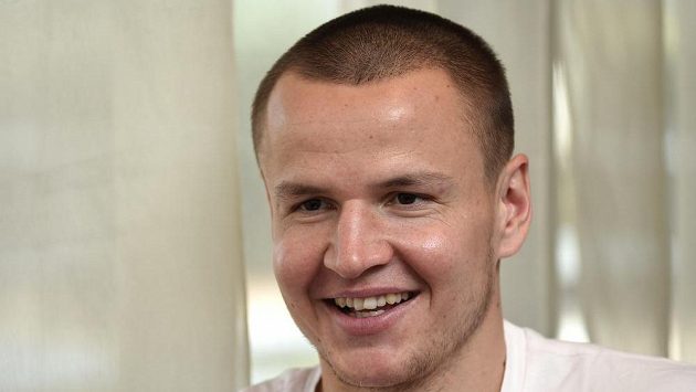 Záložník Stuttgartu Adam Hloušek na srazu české fotbalové reprezentace před kvalifikačním utkáním s Lotyšskem. Záložník Stuttgartu Adam Hloušek na srazu české fotbalové reprezentace před kvalifikačním utkáním s Lotyšskem.