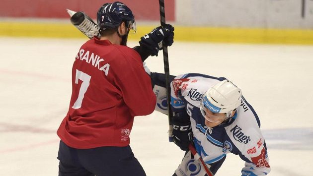 Vítkovický Ivan Baranka v souboji s Tomášem Vondráčkem z Plzně v duelu 35. kola. Vítkovický Ivan Baranka v souboji s Tomášem Vondráčkem z Plzně v duelu 35. kola.