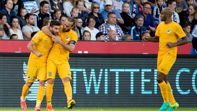 Fotbalisté APOEL Nikósie se radují z gólu. Fotbalisté APOEL Nikósie se radují z gólu.