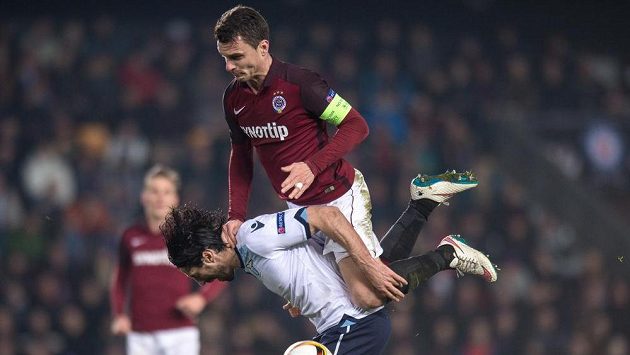 Útočník Sparty Praha David Lafata (nahoře) v souboji o balón s Milanem Biševacem z Lazia Řím. Útočník Sparty Praha David Lafata (nahoře) v souboji o balón s Milanem Biševacem z Lazia Řím.