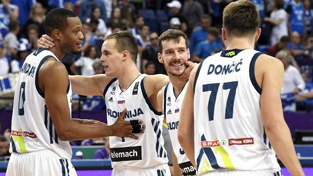 Slovinští basketbalisté oslavují výhru nad Řeckem. Slovinští basketbalisté oslavují výhru nad Řeckem.