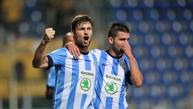 Boleslavský útočník Tomáš Wágner (vlevo) se raduje spolu s Michalem Ďurišem z druhého ze svých třích gólů. Boleslavský útočník Tomáš Wágner (vlevo) se raduje spolu s Michalem Ďurišem z druhého ze svých třích gólů.