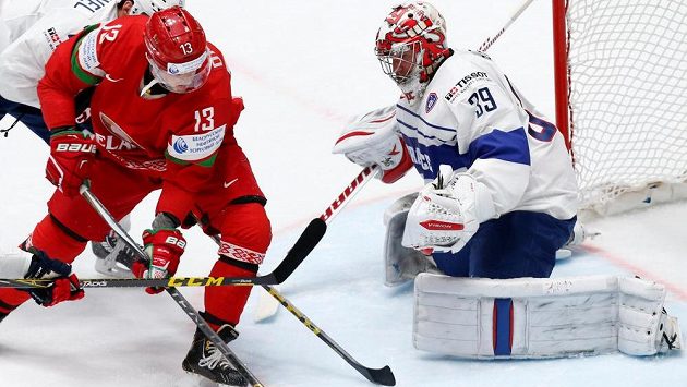 Běloruský hokejista Sergej Drozd před francouzským brankářem Cristobalem Huetem. Běloruský hokejista Sergej Drozd před francouzským brankářem Cristobalem Huetem.