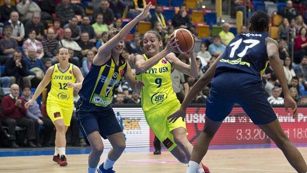 Zleva Tereza Vyoralová z týmu ZVVZ USK Praha, Birsel Vardarliová z Fenerbahce, Laia Palauová z týmu ZVVZ USK Praha a Sandrine Grudaová z Fenerbahce Zleva Tereza Vyoralová z týmu ZVVZ USK Praha, Birsel Vardarliová z Fenerbahce, Laia Palauová z týmu ZVVZ USK Praha a Sandrine Grudaová z Fenerbahce