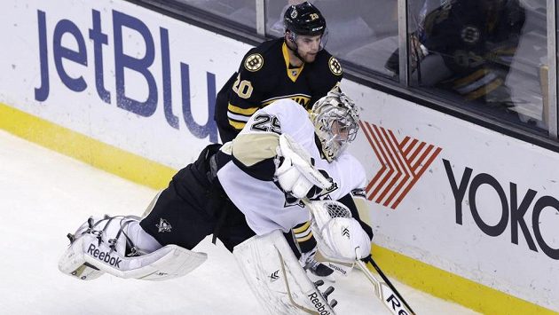Gólman Pittsburghu Penguins Marc-Andre Fleury odpaluje puk před bostonským Danielem Paillem. Gólman Pittsburghu Penguins Marc-Andre Fleury odpaluje puk před bostonským Danielem Paillem.