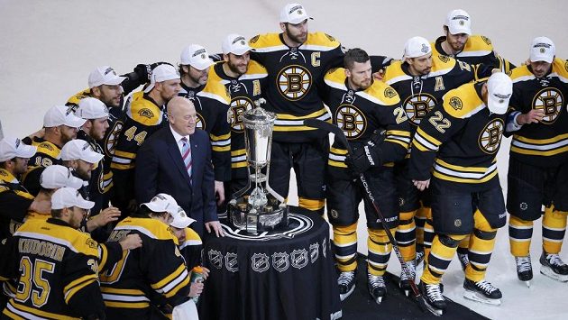 Hokejisté Bostonu se po vyřazení Pittsburghu fotí s Prince of Wales Trophy pro vítěze Východní konference Hokejisté Bostonu se po vyřazení Pittsburghu fotí s Prince of Wales Trophy pro vítěze Východní konference
