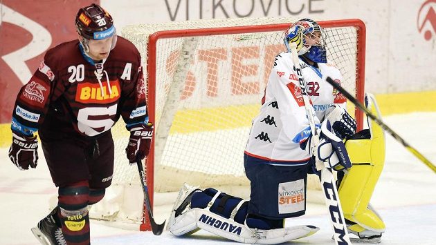 Brankář Vítkovic Patrik Bartošák se v zápase se Spartou nevyvaroval několika chyb. Vlevo útočník Pražanů Petr Vrána. Brankář Vítkovic Patrik Bartošák se v zápase se Spartou nevyvaroval několika chyb. Vlevo útočník Pražanů Petr Vrána.