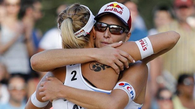 Objetí na závěr. České beachvolejbalistky Markéta Nausch Sluková (zády) a Barbora Hermannová skončily na MS ve Vídni na děleném 9. místě. Objetí na závěr. České beachvolejbalistky Markéta Nausch Sluková (zády) a Barbora Hermannová skončily na MS ve Vídni na děleném 9. místě.