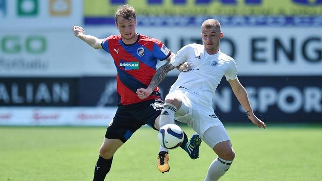 Pavel Čmovš z Mladé Boleslavi (vpravo) a Michael Krmenčík z Plzně bojují o balón. Jejich týmy se mohou těšit na evropské poháry. Pavel Čmovš z Mladé Boleslavi (vpravo) a Michael Krmenčík z Plzně bojují o balón. Jejich týmy se mohou těšit na evropské poháry.