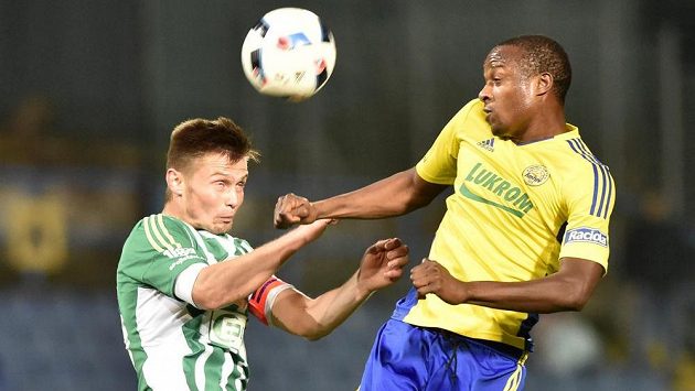 Kapitán Bohemians Daniel Krch (vlevo) a Dame Diop ze Zlína. Kapitán Bohemians Daniel Krch (vlevo) a Dame Diop ze Zlína.