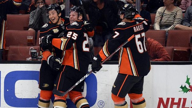 Český útočník Ondřej Kaše (25) a jeho spoluhráči z Anaheimu Brandon Montour (26) a Rickard Rakell (67) slaví gól proti Coloradu. Český útočník Ondřej Kaše (25) a jeho spoluhráči z Anaheimu Brandon Montour (26) a Rickard Rakell (67) slaví gól proti Coloradu.