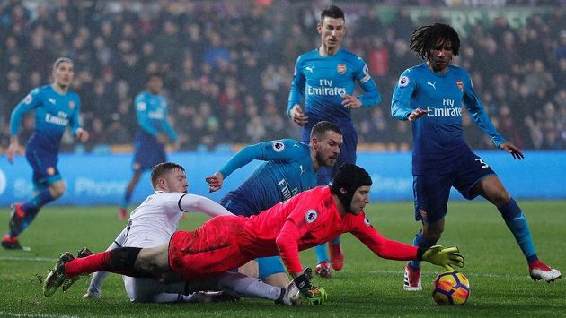 Petr Čech v brance Arsenalu zasahuje v ligovém utkání oproti Swansea. Petr Čech v brance Arsenalu zasahuje v ligovém utkání oproti Swansea.