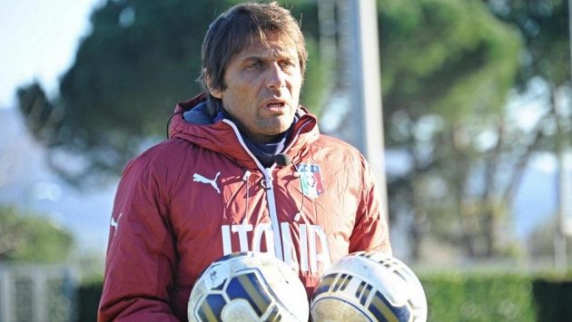 Trenér italské fotbalové reprezentace Antonio Conte dostal od některých klubů košem. Trenér italské fotbalové reprezentace Antonio Conte dostal od některých klubů košem.