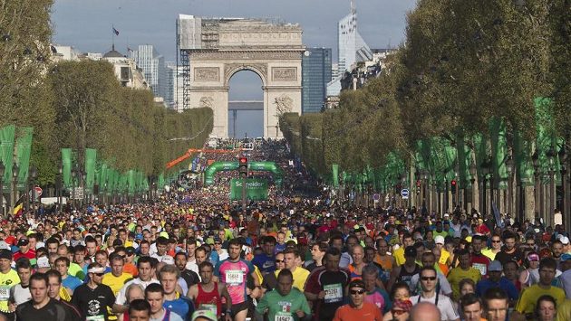 Účastníci pařížského maratónu běží po bulváru Champs-Elysées. Účastníci pařížského maratónu běží po bulváru Champs-Elysées.