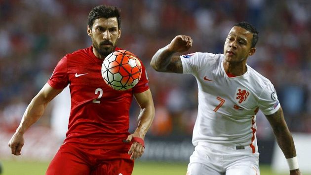 Turek Sener Ozbayrakli (vlevo) a Nizozemec Memphis Depay. Turek Sener Ozbayrakli (vlevo) a Nizozemec Memphis Depay.
