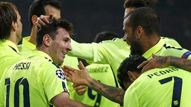 Argentinský kanonýr Lionel Messi (vlevo) se raduje se svými spoluhráči z Barcelony z vyrovnání střeleckého rekordu Ligy mistrů i vítězství nad Ajaxem. Argentinský kanonýr Lionel Messi (vlevo) se raduje se svými spoluhráči z Barcelony z vyrovnání střeleckého rekordu Ligy mistrů i vítězství nad Ajaxem.