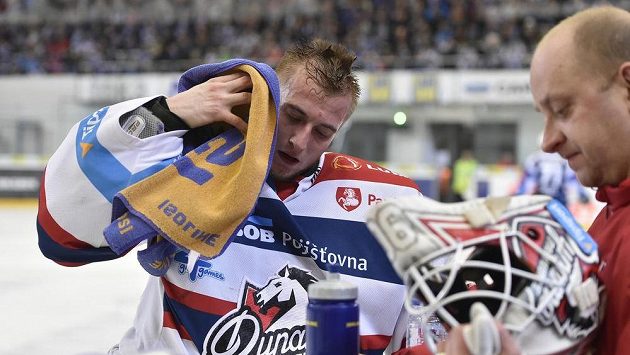 Brankář Pardubic Ondřej Kacetl v duelu s Kometou. Brankář Pardubic Ondřej Kacetl v duelu s Kometou.