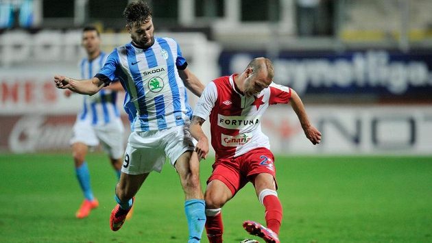 Mladoboleslavský Tomáš Wágner (vlevo) brání Jakuba Petra ze Slavie. Mladoboleslavský Tomáš Wágner (vlevo) brání Jakuba Petra ze Slavie.