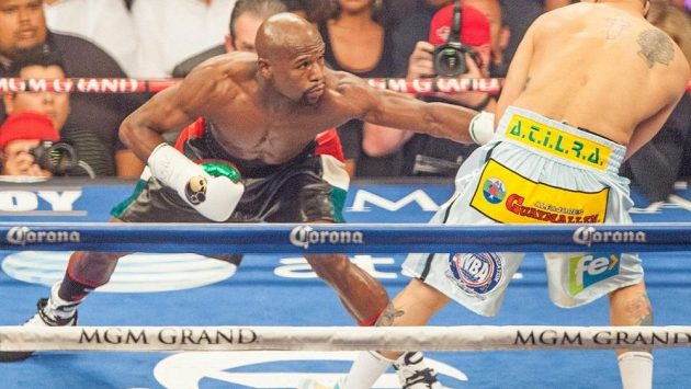 Floyd Mayweather (vlevo) v duelu s Argentincem Marcosem Maidanou. Floyd Mayweather (vlevo) v duelu s Argentincem Marcosem Maidanou.