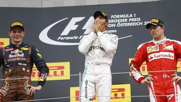 Tři nejlepší z GP Rakouska (zleva) stříbrný Nizozemec Max Verstappen, vítěz Lewis Hamilton z Británie a třetí Fin Kimi Räikkönen. Na lídra šampionátu Nica Rosberga místo nezbylo. Tři nejlepší z GP Rakouska (zleva) stříbrný Nizozemec Max Verstappen, vítěz Lewis Hamilton z Británie a třetí Fin Kimi Räikkönen. Na lídra šampionátu Nica Rosberga místo nezbylo.