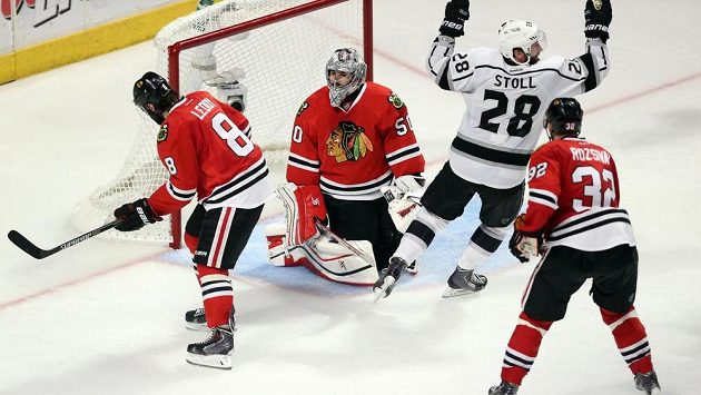 Je rozhodnuto! Jarret Stoll (28) z Los Angeles jásá, Alec Martinez (není na snímku) překonal brankáře Chicaga Coreyho Crawforda (50), bezmocní jsou i obránci Nick Leddy (8) a Michal Rozsival (32). Je rozhodnuto! Jarret Stoll (28) z Los Angeles jásá, Alec Martinez (není na snímku) překonal brankáře Chicaga Coreyho Crawforda (50), bezmocní jsou i obránci Nick Leddy (8) a Michal Rozsival (32).
