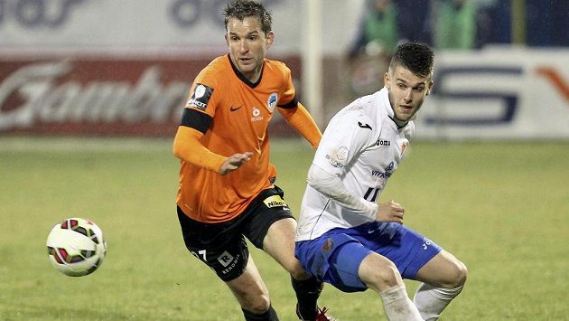 Matěj Sivrič (vpravo) z Baníku Ostrava a liberecký útočník Marek Bakoš. Matěj Sivrič (vpravo) z Baníku Ostrava a liberecký útočník Marek Bakoš.