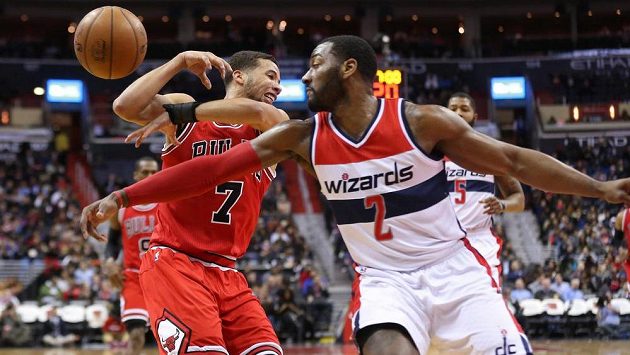 Washingtonský John Wall (2) a Michael Carter-Williams (7) z Chicaga. Washingtonský John Wall (2) a Michael Carter-Williams (7) z Chicaga.