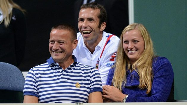 Radek Štěpánek (uprostřed) a Petra Kvitová sledují druhé utkání semifinále Davis Cupu mezi Českou republikou a Argentinou. Radek Štěpánek (uprostřed) a Petra Kvitová sledují druhé utkání semifinále Davis Cupu mezi Českou republikou a Argentinou.