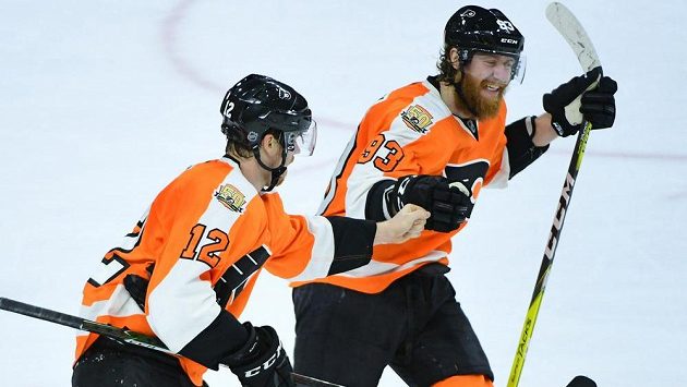 Michael Raffl (12) se raduje s Jakubem Voráčkem (93) po rozhodujícím gólu proti Edmontonu. Michael Raffl (12) se raduje s Jakubem Voráčkem (93) po rozhodujícím gólu proti Edmontonu.