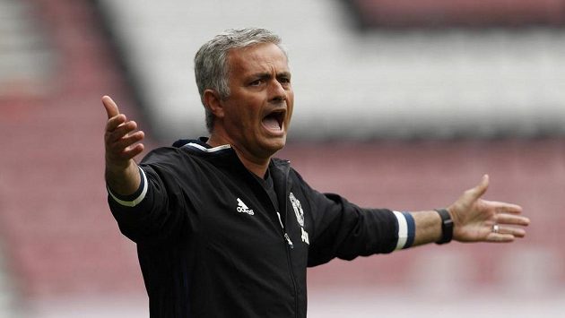 José Mourinho při premiéře na lavičce Manchesteru United proti Wiganu. José Mourinho při premiéře na lavičce Manchesteru United proti Wiganu.