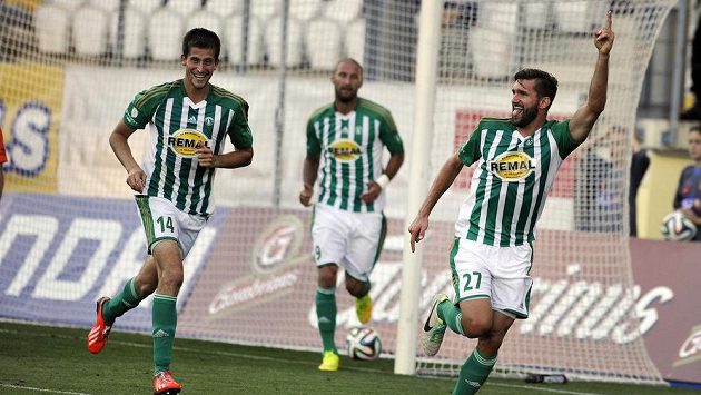 Zleva obránce Bohemians Michal Šmíd, útočník Ivan Lietava a střelec gólu Martin Cseh se radují z gólu. Zleva obránce Bohemians Michal Šmíd, útočník Ivan Lietava a střelec gólu Martin Cseh se radují z gólu.