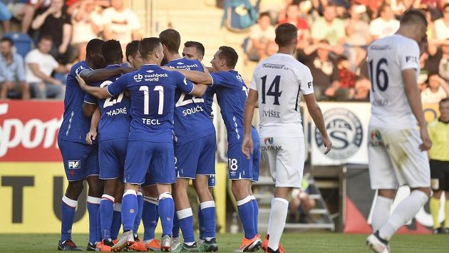 Hráči Slavie se radují z gólu proti Slovácku. Hráči Slavie se radují z gólu proti Slovácku.