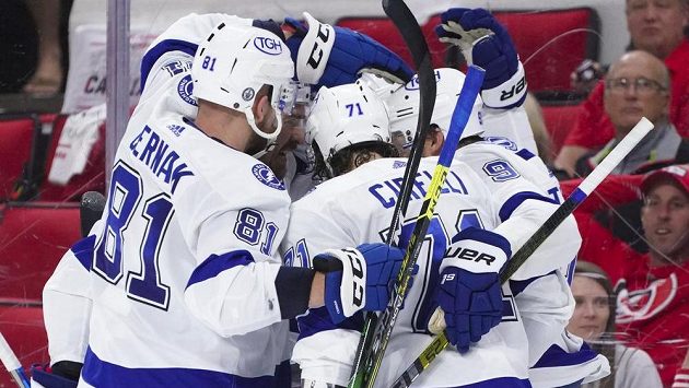 Hokejisté Tampy Alex Killorn (17), Anthony Cirelli (71) a Erik Černák (81) se radují z gólu proti Carolině. Hokejisté Tampy Alex Killorn (17), Anthony Cirelli (71) a Erik Černák (81) se radují z gólu proti Carolině.