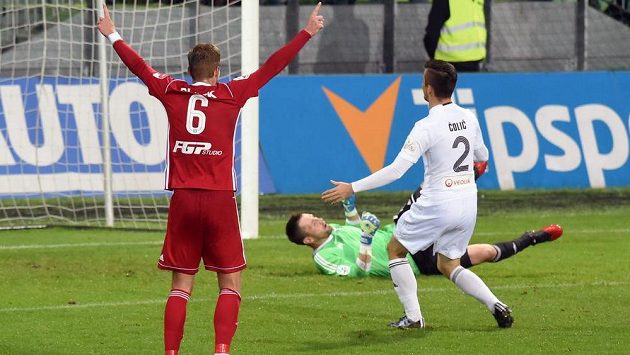 Jakub Plšek ze Sigmy Olomouc (vlevo) se raduje z gólu v Karviné. Jakub Plšek ze Sigmy Olomouc (vlevo) se raduje z gólu v Karviné.