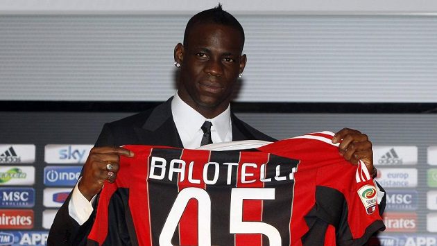 Mario Balotelli se pyšní dresem AC Milán. Mario Balotelli se pyšní dresem AC Milán.