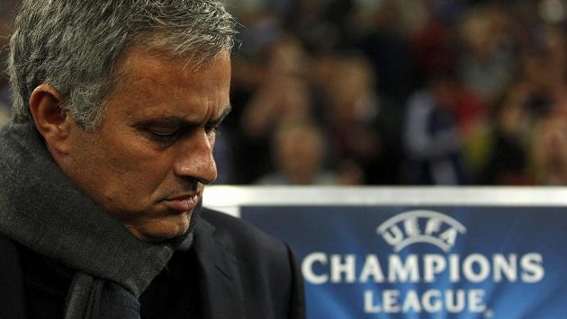 Zachmuřený José Mourinho, kouč fotbalistů londýnské Chelsea. Zachmuřený José Mourinho, kouč fotbalistů londýnské Chelsea.