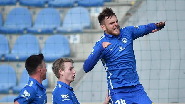 Autor gólu Daniel Bartl (vpravo) ze Slovanu Liberec se raduje se spoluhráči Egonem Vůchem (vlevo) a Petrem Ševčíkem. Autor gólu Daniel Bartl (vpravo) ze Slovanu Liberec se raduje se spoluhráči Egonem Vůchem (vlevo) a Petrem Ševčíkem.