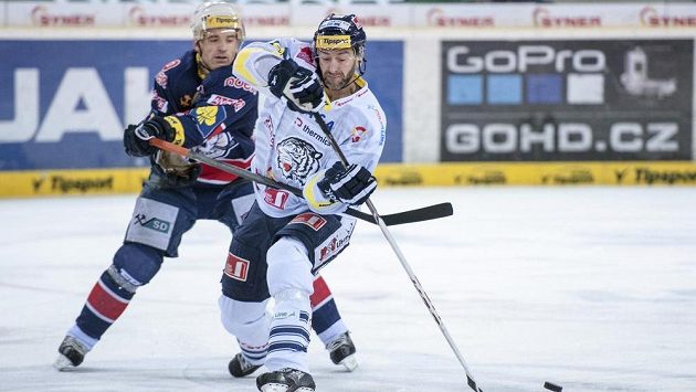 Chomutovský útočník David Hruška (vlevo) v souboji s libereckým kapitánem Petrem Nedvědem. Chomutovský útočník David Hruška (vlevo) v souboji s libereckým kapitánem Petrem Nedvědem.