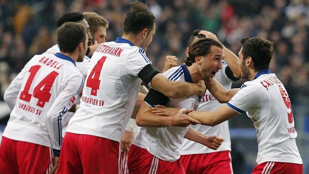 Petr Jiráček (druhý zprava vpředu) přijímá gratulace od spoluhráčů z Hamburku poté, co se trefil proti Dortmundu. Zleva Milan Badelj a Heiko Westermann, vpravo Hakan Calhanoglu. Petr Jiráček (druhý zprava vpředu) přijímá gratulace od spoluhráčů z Hamburku poté, co se trefil proti Dortmundu. Zleva Milan Badelj a Heiko Westermann, vpravo Hakan Calhanoglu.