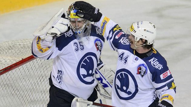 Plzeňský útočník Ryan Hollweg (vpravo) slaví s brankářem Matějem Machovským vítězství na Spartě. Plzeňský útočník Ryan Hollweg (vpravo) slaví s brankářem Matějem Machovským vítězství na Spartě.