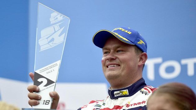 Český jezdec Adam Lacko skončil stříbrný v prvním závodu druhého soutěžního dne. Český jezdec Adam Lacko skončil stříbrný v prvním závodu druhého soutěžního dne.