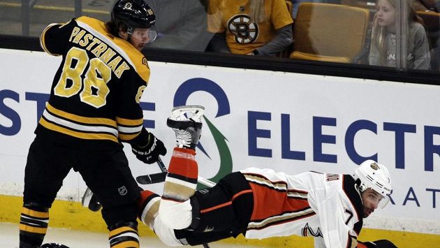 Bostonský David Pastrňák posílá k zemi Andrewa Cogliana z Anaheimu. Bostonský David Pastrňák posílá k zemi Andrewa Cogliana z Anaheimu.