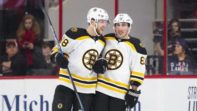 Bostonští David Pastrňák (88) a Brad Marchand (63). Bostonští David Pastrňák (88) a Brad Marchand (63).