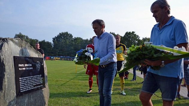 Kytici k pomníčku, který v Bohumíně připomíná zesnulého Pavla Srnička, položili Dušan Vrťo, Tomáš Zápotočný, Pavel Košťál a Lubomír Vlk. Kytici k pomníčku, který v Bohumíně připomíná zesnulého Pavla Srnička, položili Dušan Vrťo, Tomáš Zápotočný, Pavel Košťál a Lubomír Vlk.
