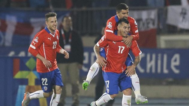 Chilský fotbalista Gary Medel (17) oslavuje se spoluhráči Angelem Henriquezem (22) a Davidem Pizarrem gól do bolívijské sítě. Chilský fotbalista Gary Medel (17) oslavuje se spoluhráči Angelem Henriquezem (22) a Davidem Pizarrem gól do bolívijské sítě.